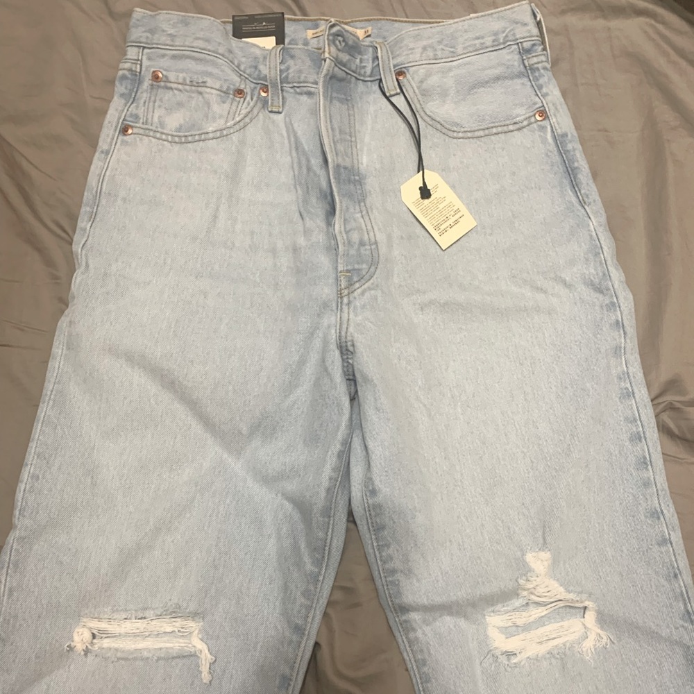 Levi’s ribcage jeans - NWT - distressed light blue - size 31